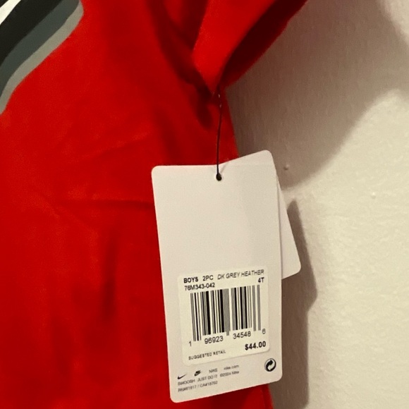 NWT NIKE BOYS 2 PIECE SET - Picture 2 of 3